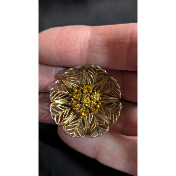 Vintage brooch clip on earrings, gold tone faux amber rhinestones filigree - Picture 3 of 8
